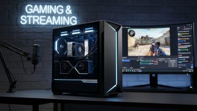 تجميعة حاسوب اقتصادي للألعاب والبث المباشر بتصميم عصري وإضاءة RGB، مع ميكروفون وشاشة تعرض برنامج OBS ولعبة، لتوثيق أداء جهاز بـ 3000 ريال سعودي في 2026